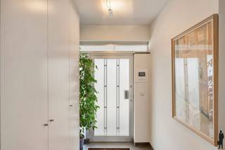 Dit lichtrijke en instapklare appartement combineert comfort, ruimte en een warme uitstraling op een uitstekende ligging.Indeling:- Inkomhal met...