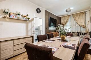 Deze ruime woning is gelegen op een centrale locatie in Antwerpen en biedt een aangename combinatie van ruimte, comfort en een vlotte bereikbaarheid. Dankzij de gunstige ligging bevinden winkels, openbaar vervoer, scholen en het stadscentrum zich op korte afstand.<br /><br />Bij het betreden van de woning komt u terecht in de ruime leefruimte, die voldoende plaats biedt voor een gezellige zit- en eetruimte. Aansluitend bevindt zich de praktische keuken, voorzien van alle nodige comfort.<br /><br />De woning beschikt over 4 volwaardige slaapkamers met oppervlaktes van ca. 10 m², 10 m², 15 m² en 16 m². Daarnaast is er een verzorgde badkamer aanwezig, evenals een aparte wasruimte voor extra praktisch comfort.<br /><br />Verder geniet de woning van een aangenaam terras waar u rustig kan ontspannen.<br /><br />Met een EPC-score C vormt deze woning een interessante opportuniteit voor gezinnen of investeerders die op zoek zijn naar een ruime woning op een centrale ligging in Antwerpen.<br /><br />Pluspunten: <br />+ 4 slaapkamers<br />+ Droge kelder<br />+ Centrale ligging <br /><br />Interesse in deze woning? Contacteer ons via 03 337 50 70 of info@vbvastgoed.be voor meer info of een afspraak. 
