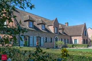 Inkomhal, living in parket met open haard, vernieuwde leefkeuken met eethoek en dagelijkse tv-kamer, wasplaats, 4 slaapkamers (waarvan 3 op...