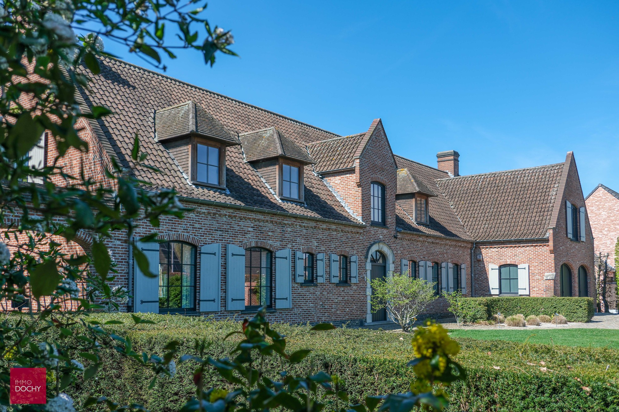 Instapklare ruime villa met grote garage en bijgebouw - foto 2