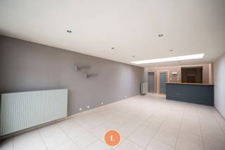 Deze instapklare woning biedt alle comfort en ruimte die u zoekt. Met een gunstig EPC en centrale verwarming op gas is de woning energiezuinig...