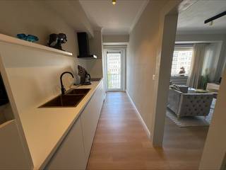 Luxueus appartement met zijdelings zeezicht op de Markt/het Wapenplein van Oostende.<br /><br />Op een absolute topligging aan de Markt/het Wapenplein van Oostende bevindt zich dit zeer mooi en luxueus afgewerkt appartement op de vierde verdieping. Dankzij de centrale ligging geniet u van een prachtig zijdelings zeezicht én van alle charme en levendigheid die het stadscentrum te bieden heeft.<br /><br />Het appartement beschikt over twee uitzonderlijk ruime slaapkamers, een zeldzame troef op deze locatie. De aparte, volledig uitgeruste keuken werd kwalitatief afgewerkt en voorzien van hoogwaardige Miele-toestellen, ideaal voor wie houdt van comfort en gebruiksgemak.<br /><br />De ruime leefruimte geniet van veel natuurlijke lichtinval en straalt een aangename, stijlvolle sfeer uit. Bovendien blijven de aanwezige meubels staan, waardoor het appartement meteen instapklaar is.<br /><br />Verder beschikt het appartement over twee volwaardige bergingen, een apart gastentoilet en een prachtig afgewerkte badkamer met moderne inloopdouche.<br /><br />Ook buitenruimte is volop aanwezig dankzij een terras aan de voorzijde én een terras aan de achterzijde, zodat u op elk moment van de dag kan genieten van zon, rust en buitenlucht.<br /><br />Een uniek en luxueus appartement voor wie comfort, ruimte en een topligging aan zee weet te appreciëren.<br /><br />De huurprijs bedraagt €1.000 per maand + €100,00 algemene kosten.<br /><br />Interesse? Aarzel niet en plan vandaag nog uw bezoek in!<br /><br />
