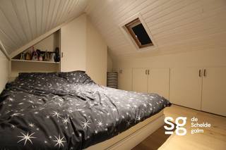 tussen shoppingcenter Zuid en station Dampoort, in de rustige Machariuswijk, vinden we dit volledig gerenoveerde studio met aparte slaapkamer terug.
Bij binnenkomst hebben privé inkomhall, verder vinden we een kleine maar gezellige leefruimte met een volledig geïnstalleerde keuken en een aparte badkamer. De slaapkamer is met een trap naar omhoog in de nok van het dak.
Meer informatie of een bezoek kan enkel per mail naar mathieu@descheldegalm.be