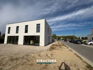 Nieuwbouwwoning met 3 slaapkamers en tuin gelegen in rustige, nieuwe wijk!Deze moderne nieuwbouwwoning, gelegen in het Kloppershof te Opwijk, combineert een hedendaagse architectuur met een stijlvolle afwerking en een praktische indeling. Dankzij de grote raampartijen geniet de woning van een overvloed aan natuurlijk licht en een aangename verbinding met de tuin.Op het gelijkvloers bevindt zich de inkomhal met vestiaire en afzonderlijk gastentoilet. De ruime leefruimte biedt plaats aan een gezellige zithoek en eetplaats en sluit naadloos aan op de moderne, open keuken met kookeiland. Via de grote raampartijen heeft u rechtstreeks toegang tot het terras en de tuin. Verder beschikt deze verdieping over een praktische wasberging.De eerste verdieping omvat drie slaapkamers en een ruime badkamer, uitgerust met zowel een ligbad als een inloopdouche en een dubbele wastafel. Daarnaast zijn er een afzonderlijk toilet en een extra berging aanwezig.Ook buiten biedt deze woning heel wat mogelijkheden. De tuin met terras vormt een aangename plek om te ontspannen, terwijl de carport (wordt nog geïnstalleerd) naast de woning voor extra gebruiksgemak zorgt.De woning bevindt zich momenteel in de laatste afwerkingsfase en zal binnenkort volledig klaar zijn voor haar eerste bewoners!Karakteristieken•Nieuwbouwwoning met hedendaagse architectuur•3 slaapkamers•Lichtrijke leefruimte met grote raampartijen•Moderne open keuken met kookeiland•Badkamer met ligbad, inloopdouche en dubbele wastafel•2 afzonderlijke toiletten•Praktische wasberging en extra berging•Tuin met terras•Parkeergelegenheid naast de woning onder carport•Verwarming via warmtepomp•ZonnepanelenEPB in opmaak. Onmiddellijk beschikbaar. 3 maanden huurwaarborg.