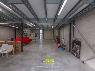 <strong>INSTAPKLARE BEDRIJFSUNIT 273M² </strong><strong>OP HET INDUSTRIETERREIN EUROPARK TE LANAKEN.</strong><br /><br />Deze bedrijfsunit is volledig ingericht en voorzien van een verdiepingsvloer, kitchenette en toilet.<br />Daarnaast is de unit voorzien van alarm met camerabewaking.<br /><br /><span><strong>KENMERKEN<br /></strong></span><span>- gelijkvloers: 182m²<br />- verdiepingsvloer: 90m² (9,70x9,35m)<br />- 2 sectionaalpoorten: 4m breed x 4.20m hoog</span><br /><span>- vrije hoogte: 6m</span><br /><span>- gepolierde betonvloer</span><br /><span>- lichtstraat met rookluiken </span><br /><span>- loopdeur in glas met bovenglas<br />- kitchenette<br />- toilet<br /><br />Bekijkt u deze advertentie via een aanverwante vastgoedsite, surf dan zeker naar onze website <strong>www.N78vastgoed.be</strong> voor een uitgebreide beschrijving en foto's.<strong> Meer info: +32 (0)89 86 18 88 of info@N78vastgoed.be.</strong></span>