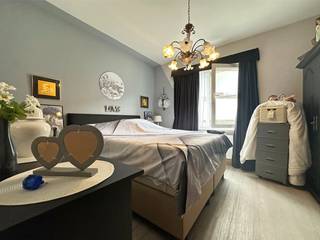 Bent u op zoek naar een interessante investering? Breng dan zeker eens een bezoek aan dit kleinschalig gebouw!<br /><br />Het appartementsgebouw is centraal gelegen te Merksem. Het is gelegen in de nabijheid van belangrijke invalswegen, scholen, openbaar vervoer, winkels, etc.<br /><br />Het gebouw (zonder lift) bestaat uit 8 éénslaapkamerappartementen (3 linkse met terras) en een gemeenschappelijke fietsenstalling. Alle appartementen worden op heden verhuurd. De maandelijkse huuropbrengst bedraagt €6.589,70.<br />De appartementen worden perfect onderhouden door de huidige huurders. <br /><br />Pluspunten: <br />+ Interessante investering<br />+ Gunstige EPC-labels! --> B <br />+ Elektriciteit wordt conform afgeleverd tegen de akte!<br />+ Gemeenschappelijke watermeter MET tussenmeter per appartement<br />+ Gemeenschappelijke fietsenstalling<br />+ Dak conform 2020-wetgeving<br />+ Veel lichtinval<br />+ Halfopen<br />+ Toplocatie<br />+ 3 appartementen zijn voorzien van een terras (linkse 1ste, 2de & 3deV)<br /><br />Interesse in dit interessante opbrengsteigendom? Twijfel niet langer en contacteer ons via 03 337 50 70 of info@vbvastgoed.be voor een afspraak ter plaatse.