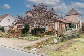 Prachtige villa in Provençaalse stijl, rustig gelegen op een mooi aangelegd perceel met zwembad.Deze charmante woning straalt sfeer en comfort...