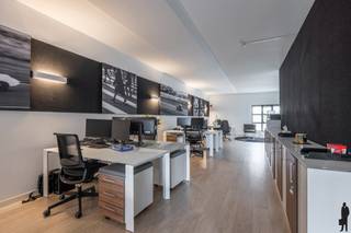 Huurprijs: 1.860 EUR per maand+ 140 EUR per maand voor de twee ondergrondse autostaanplaatsenHuurwaarborg = 3 maanden huurBeschikbaar:...