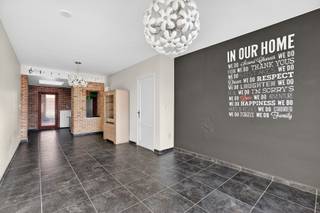 ALTRO VEND: JOURNÉE DE VISITE LE 10/01 SUR RENDEZ-VOUS – APPELEZ KAREN 0456 12 69 14
Vous êtes à la recherche d’une maison bien située dans le quartier prisé de Sint-Amandsberg? Cette maison semi-ouverte située sur une parcelle d’angle mérite absolument votre attention. Elle offre une superficie habitable d’environ 131 m² et comprend trois chambres, idéale comme maison familiale ou pour ceux qui recherchent un espace supplémentaire pour un bureau ou un hobby.
À l’arrière, vous profitez d’une terrasse orientée est et d’un jardin agréable sur une parcelle de 297,48 m². La situation en angle apporte une belle luminosité et une agréable sensation d’espace. Deux emplacements de parking privatifs complètent l’ensemble, un réel atout dans ce quartier.
La maison est équipée d’un chauffage central au gaz avec une chaudière à condensation récente. Elle est à rafraîchir et nécessite encore des travaux de rénovation et de l’attention. Certaines fenêtres à l’arrière sont encore en simple vitrage, tandis que d’autres éléments ont déjà été rénovés.
Obligation de rénovation applicable, avec des possibilités intéressantes d’extension sur la parcelle.
Mail: karen@altro-vastgoed.be et appelez le 0456 12 69 14 pour plus d’informations ou une visite.