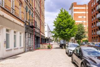 Dit opbrengsteigendom bevindt zich op een uitstekende locatie in Antwerpen, op wandelafstand van het MAS, de jachthaven en de levendige Eilandje‑buurt. Dankzij deze strategische ligging geniet u van een constante aantrekkingskracht voor zowel horeca‑activiteiten als verhuur van woonunits.<br />Het gebouw staat op een perceel van 155 m² en biedt een totale oppervlakte van 263 m², verdeeld over een horecazaak op het gelijkvloers en twee studio’s met aparte toegang. Een interessante opportuniteit voor investeerders die op zoek zijn naar een stabiel en veelzijdig rendementspand in een van de meest gegeerde stadsdelen.<br />---<br />Indeling<br />Kelder (120 m²)<br />Ruime kelderverdieping, ideaal als stockage of technische ruimte.<br />Gelijkvloers (143 m²)<br />• Restaurant (59 m²)<br />• Professionele keuken (33 m²)<br />• Sanitair (11 m²)<br />• Aparte inkomhal voor de bovenliggende studio’s<br /><br />Eerste verdieping<br />• Traphal<br />• Woonkamer<br />• Slaapkamer (10 m²)<br />• Badkamer<br /><br />Tweede verdieping<br />• Traphal<br />• Woonkamer<br />• Slaapkamer (10 m²)<br />• Badkamer<br />---<br /><br />Troeven<br />• Absolute toplocatie op enkele minuten van het MAS en het Eilandje<br />• Aparte toegang tot de woonunits<br />• Commerciële zichtbaarheid dankzij de gevelbreedte<br />• Stabiele verhuurmogelijkheden door de combinatie horeca + studio’s<br />• Veelzijdig inzetbaar voor investeerders met focus op rendement<br /><br />Mis deze kans niet! Plan snel je bezoek en ontdek deze ruime woning zelf.<br />0496980710<br />kjento.van.hoydonck@albert.immo<br />www.albert.immo