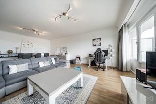 <p><span>We Invest heeft het genoegen u dit appartement in uitstekende staat voor te stellen, gelegen op een steenworp afstand van het Scheutbospark. De ligging is strategisch, met onmiddellijke nabijheid van het openbaar vervoer en alle voorzieningen. Het appartement heeft een oppervlakte van meer dan 110 m² en bevindt zich op de 23e verdieping, met een prachtig uitzicht op het stadscentrum en aan de achterzijde op een groen park.</span></p>
<p><span>Het gebouw wordt zeer goed beheerd (schoonmaak, conciërge, ...). Het appartement is als volgt ingedeeld: inkomhal, lichtrijke woonkamer, ingerichte keuken, terras aan de voorgevel, nachthal, toilet, twee ruime slaapkamers waarvan één met terras aan de achtergevel, badkamer met ligbad en douche.</span></p>
<p><span>Een kelder vervolledigt dit pand, evenals een afgesloten garagebox (+ €25.000). Het appartement is niet energieverslindend (EPC D).</span></p>
<p><span>Info en bezoeken: </span><span>maxime.l@weinvest.be</span><span> | 02 315 77 22</span></p>