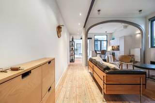 <span><span>Dit uiterst smaakvol <strong>gemeubeld</strong> appartement is een '<strong>hidden gem</strong>' gelegen in het hart van Antwerpen in een levendige voetgangerszone, omringd door eeuwenoude architectuur en bruisende energie. Gelegen op de 3de verdieping biedt dit appartement tijdloze charme gecombineerd met modern comfort. Ideaal voor gezinnen of professionals die op zoek zijn naar een tijdelijke of langdurige woonoplossing.<br /><br /><strong>Indeling:</strong><br />Bij binnenkomst in het appartement word je verwelkomd door de lichte en r</span></span>uime woonkamer welke stijlvol werd ingericht. Aansluitend vinden we de volledig uitgeruste keuken met voorzien van alle apparatuur voor je culinaire avonden, een gezellige eettoog, en een aparte 'diningroom'. Verder is er een aparte zitruimte met het aanpalende knusse terras om tot rust te komen en adembenemend zicht op de Kathedraal. De 2 comfortabele slaapkamers zijn voorzien met 2-persoonsbedden en kasten. De moderne badkamer is voorzien van een ligbad en lavabo. Apart gastentoilet. <br /><br /><strong>Bijzonderheden:</strong>
<ul>
	<li>Hoogwaardige afwerking en stijlvol interieur.</li>
	<li>Beschikbaar vanaf: 1/1</li>
	<li>Bed- en badlinnen, tv, huisraad, combi was-/droogmachine... alles is voorzien!</li>
	<li>Mogelijkheid huren op vennootschap.</li>
	<li>Nabijgelegen autostaanplaats te bespreken.</li>
	<li>Geen lift in het gebouw.</li>
	<li>Alg. kosten € 75,-/mnd.</li>
</ul>