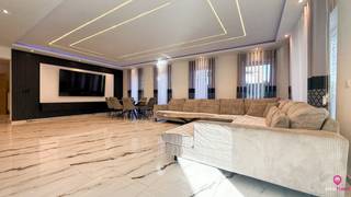 <p><strong>Bij ImmoFusion 7/7 “open huis”: klik op onze 3D-TOUR.<br />Ervaar vastgoed alsof je er zelf doorloopt!</strong></p>
<p>Ontdek deze <strong>indrukwekkende open bebouwing</strong> in de Tervantstraat 198 te Paal, een woning die in 2025 een <strong>volledige transformatie</strong> kreeg en vandaag bijna als nieuwbouw aanvoelt. Dankzij de <strong>ruime perceelgrootte van 913 m²</strong>, de <strong>18 meter straatbreedte</strong>, de <strong>moderne afwerking</strong> en maar liefst <strong>5 slaapkamers</strong>, is dit een uitzonderlijke woonkans voor wie houdt van ruimte, comfort én stijl.</p>
<p>Je woont hier in een rustige omgeving met weinig verkeer, maar geniet toch van een <strong>zeer vlotte verbinding met de autosnelweg</strong> en alle dagelijkse voorzieningen. De perfecte combinatie tussen rust en bereikbaarheid!</p>
<p>Via de <strong>ruime inkomhal</strong> word je meteen verwelkomd door de openheid van de woning. Rechts vind je de trap naar boven, terwijl links de <strong>eerste leefruimte</strong> en aansluitende <strong>eetruimte</strong> zich aanbieden. Grote raampartijen zorgen voor een natuurlijke en aangename lichtinval.</p>
<p>Aansluitend ontdek je de <strong>tweede leefruimte</strong> en de enorme <strong>open keuken</strong>, het absolute hart van de woning. Dankzij het royale kookeiland – voorzien van ruimte voor vier barkrukken – wordt koken hier een sociale beleving. De open indeling, de lichtinval en de doordachte inrichting maken dit een plek waar elk gezinslid zich thuis voelt.</p>
<p>Op het gelijkvloers bevindt zich tevens een <strong>eerste moderne badkamer</strong>, volledig uitgerust met <strong>inloopdouche en toilet</strong>.</p>
<p>Op de eerste verdieping vind je <strong>drie ruime slaapkamers</strong>, ideaal voor een groter gezin of wie graag extra ruimte heeft voor een kantoor of dressing.</p>
<p>De zolderverdieping werd volledig afgewerkt en biedt nog eens <strong>twee volwaardige slaapkamers</strong> én een <strong>tweede moderne badkamer</strong> met inloopdouche en toilet. Perfect voor tieners die graag wat meer privacy hebben, logees, of als rustige thuiswerkplek.</p>
<p>De tuin werd volledig <strong>omheind</strong>, voorzien van <strong>verse grasmatten</strong> en een nette afwerking met <strong>kiezels</strong>. Aan de achterzijde geniet je van een <strong>overdekt terras / carport</strong>, de ideale plek om in alle rust te genieten van lange zomeravonden.</p>
<p>De brede oprit en automatische poort zorgen voor comfort en veiligheid.</p>
<p>Hier woon je in een <strong>rustige straat</strong>, ideaal voor gezinnen of wie op zoek is naar privacy, maar toch slechts enkele minuten verwijderd van winkels, scholen en de oprit van de autostrade. Een woonomgeving die rust en bereikbaarheid perfect combineert.</p>
<p><strong>Pluspunten<br /></strong>- Volledig vernieuwd in <strong>2025</strong> — <strong>quasi nieuwbouw<br /></strong><strong>- 5 slaapkamers<br /></strong><strong>- 2 moderne badkamers</strong> met inloopdouche<br /><strong>- 2 leefruimtes + 2 eetruimtes<br /></strong><strong>- Enorme open keuken met eiland<br /></strong><strong>- 913 m² perceel</strong> – volledig omheind en aangelegd<br /><strong>- Overdekt terras / carport<br /></strong><strong>- PVC driedubbel glas<br /></strong><strong>- Zonnepanelen<br /></strong><strong>- Energiezuinig label B<br /></strong><strong>- Rustige ligging</strong> met snelle verbinding naar autosnelweg</p>
<p>Voor een bezichtiging ter plaatse of meer info, bel ons op <strong>078/78.78.70</strong>, of kom gewoon binnen op ons kantoor – <strong>steeds welkom!</strong></p>