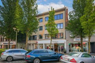 <p><span>In de winkelstraat  van Schoten vindt U hier een appartement op de derde verdieping met lift.  Overal nieuwe ramen, lift in orde, dak geïsoleerd en elektriciteit is conform gekeurd.</span></p><p><span> </span></p><p><span>Het appartement heeft een ruime inkomhal, lichte leefruimte met gashaard, ingerichte witte keuken (is licht verouderd) toilet apart, berging, grote badkamer met douche, dubbele lavabo en toegang tot een overdekt terras, 2 grote slaapkamers en een open zicht.  In de kelder is er een private berging voorzien.Op het gelijkvloers achter de inkompoort is een grote losstaande garagebox met automatische poort mogelijks bij aan te kopen vp 30.000 euro (niet verplicht)</span></p><p><span> </span></p><p><span>Dit is een ideale investering als je wil verhuren of als je graag zelf in een centrum woont dan is dit iets voor U !</span></p><p><span> </span></p><p><span>+ 2 volwaardige slaapkamers</span></p><p><span>+ afzonderlijke meters elektr./water/gas</span></p><p><span>+ GEEN RENOVATIE VERPLICHTING</span></p><p><span>+ elektr. CONFORM tot 12/2034</span></p><p><span>+ prive kelderberging</span></p><p><span>+ geluidswerende ramen: muisstil in de dorpskern</span></p><p><span>+ mogelijkheid garage met elektr. aan te kopen</span></p><p><span> </span></p><p><span>*De vermelde bewoonbare opp. is gebaseerd op de bruikbare vloeroppervlakte zoals vermeld op het EPC-verslag</span></p><p><span> </span></p><p><span> </span></p><p><span> </span></p><p><span> </span></p><p><span> </span></p>