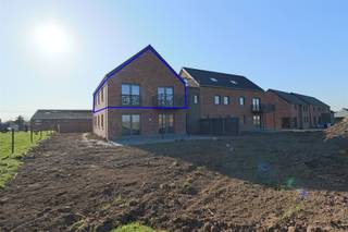 Composition :Etage 1 : Hall d'entrée : 7,76 m², une toilette indépendante : 1,31 m², une buanderie : +/- 5,00 m², living : 13,25 m², cuisine avec...