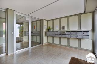 Welkom in dit prachtig gelegen appartement op het gelijkvloers van een verzorgde residentie in Ganshoren (Brussel). Gelegen op wandelafstand...