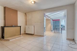 Deze verder op te knappen maar instapklare stadswoning met drie slaapkamers en een zuid-gerichte stadstuin is ideaal gelegen op wandelafstand van...