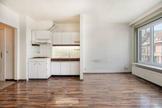 Gelegen langs de Gentsesteenweg in Kortrijk vinden we deze compacte studio van 35 m². Ideaal voor wie op zoek is naar een toegankelijke en...