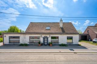 <p>TE KOOP IN LOCHRISTI - ZAFFELARE<br />Deze woning heeft een mooie geschiedenis waarvan delen nog zichtbaar en voelbaar zijn binnenin.</p>
<p>Van zodra u binnenkomt, wordt duidelijk dat de ruimtes harmonieus in elkaar overvloeien. Centraal op het gelijkvloers is de keuken, van waaruit verschillende andere ruimtes toegankelijk zijn. Een grote leeshoek, die ook kan fungeren als hobbyruimte,… is voorzien van een authentiek houtvuur en brengt meteen een grote hoeveelheid natuurlijk licht binnen. De andere kant van het gebouw toont een mooie samensmelting van living en eetplaats, samen goed voor maar liefst 49 m2. Achteraan is er een gezellige eethoek, verbonden met zowel de keuken als de zuidgerichte en onderhoudsvriendelijke tuin.</p>
<p>Verder is een grote kamer – die momenteel fungeert als slaapkamer – omvormbaar als bureau, hobbykamer, archiefkamer,… Een bijkomende ruimte van 44 m2 naast de tuin is vandaag ingevuld als atelier.</p>
<p>Op de eerste verdieping brengt de nachthal u naar de verschillende slaapkamers en de badkamer, die volledig uitgerust is, voorzien van een ligbad, douche, lavabo… De slaapkamers hebben een oppervlakte van 20 en 16 m2, groot genoeg voor het organiseren van een extra dressing.</p>
<p>De ligging: het perceel is zuidgericht, de woning biedt snelle toegang tot winkels, sportgelegenheid, recreatie,…</p>
<p>In 2017 werden de ramen vernieuwd.</p>
<p>We nodigen u graag uit voor een gedetailleerd bezoek ter plaatse.</p>
<p>Tel 09 274 15 53</p>
<p>Mail floris@cornelis-goeman.be</p>