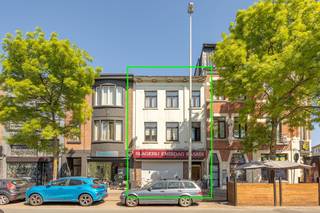 Handelspand met twee woonunits en ruime kelder op centrale ligging!<br /><br /><strong>Locatie:</strong><br />Dit pand, gelegen aan de Diksmuidelaan 98, bevindt zich op een centrale topligging met een vlotte aansluiting op invalswegen, openbaar vervoer en tal van winkels en faciliteiten. Dankzij de gunstige situering geniet het handelsgelijkvloers van een mooie visibiliteit, terwijl de bovenverdieping tal van mogelijkheden biedt, zowel voor eigen bewoning als verhuurinvestering.<br /><br /><strong>Indeling:</strong><br />Het pand bestaat uit een handelsgelijkvloers met daarboven twee woonunits.<br /><br />Bij het binnentreden van de woonunits komt u in een inkomhal die toegang biedt tot alle ruimtes. Beide appartementen beschikken over een lichtrijke woonkamer van ca. 20 m², één ruime slaapkamer, een keuken en een badkamer uitgerust met een zitbad.<br /><br />Beide woonunits zijn identiek, met als extra troef een bijkomende bureauruimte van ca. 4 m² in het appartement op de tweede verdieping.<br /><br />Daarnaast beschikt het gebouw over een bijzonder ruime en droge kelder van ca. 55 m², die tal van mogelijkheden biedt voor stockage.<br /><br /><strong>Troeven:</strong>
<ul>
<li>ligging</li>
<li>oriëntatie</li>
<li>investeringspand </li>
<li>koertje </li>
<li>Ruime kelder </li>
</ul>
<br /><span>Benieuwd naar meer? Neem contact op voor een bezichtiging via 0483 51 30 01 of mail naar ruzanna@wellimmo.net</span>