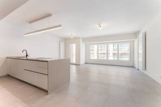 Dit schitterend vernieuwde 2 SLPK appartement is gelegen op de zesde verdieping van de residentie KURSAAL, de residenti bevindt zich op de hoek met de Albert-I Promenade waardoor er een schitterend zijdelings zicht op zee is. Het appartement werd volledig gestript en vernieuwd waarbij kosten noch moeite gespaard werden. Bij het betreden van het appartement overheerst onmiddellijk een ruimtegevoel, het appartement geniet eveneens van enorm veel lichtinval. De ruime woonkamer beschikt over een klein terras en geniet van zijdelings zicht op zee. De hyper-uitgeruste keuken is voorzien van alle toestellen en kwalitatieve materialen. Verder zijn er 2 ruime slaapkamers waarvan 1 over een wastafel beschikt en de badkamer is voorzien van een ruime inloopdouche. Er is tevens een afzonderlijk toilet en een berging. De residentie bevindt zich vlakbij het casino en is uitermate goed gelegen voor zowel 2de verblijf als vakantieverhuur.