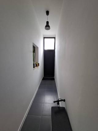 Ontdek deze charmante woning met 2 à 3 volwaardige slaapkamers. De woning is gelegen aan de grens van Borgerhout, vlakbij de Stuivenbergsite.<br /><br />De woning heeft een bewoonbare oppervlakte van 105 m² en is in 2025 volledig gerenoveerd. Elektriciteit is volledig vernieuwd en conform, het pand is ook asbestveilig gekeurd.<br /><br />De woning heeft een zeer gunstige EPC-score A!<br /><br />Alle werken werden uitgevoerd om deze zeer energiezuinige score te behalen:<br />- Grondige renovatie en isolatie van muren, daken, vloeren<br />- Plaatsen van nieuwe ramen in triple glas<br />- Warmtepomp lucht/lucht units (efficiënt verwarmen en koelen van alle ruimtes)<br /><br />Woningomschrijving:<br />De open keuken is volledig nieuw (toestellen, nutsvoorzieningen, kasten). Het beschikt over een centraal keukeneiland en heeft veel kastruimte.<br /><br />Verder op het gelijkvloers is er een netjes afgewerkte living te vinden, met veel lichtinval. Ook is er een wasruimte voorzien waarbij de wasmachine en droogkast ingebouwd zijn in op maat gemaakte kasten. Bovendien biedt deze plaats ook de mogelijkheid tot bureauruimte of extra zithoek.<br /><br />De recent gezandstraalde en geverniste trap geeft extra karakter aan deze woning. Via de trap kom je op de tussenverdieping terecht in de buitenruimte: een gezellig en zonnig terras. Op de eerste verdieping bevindt zich de volledig gerenoveerde badkamer met inloopdouche en dubbel badkamermeubel. Verder is er ook een ruime slaapkamer.<br /><br />Tot slot bevindt zich op de tweede verdieping de master bedroom. Een zeer ruime plaats met hoge plafonds, veel lichtinval en hoge rendements-dakramen met zonnewering. Ook hier is sanitair voorzien met bad en lavabomeubel!<br /><br />Kortom kosten nog moeite werden gespaard om van deze woning een instapklare, gezellige, energiezuinige stadswoning te maken!<br /><br />Contactgegevens:<br />- Mail: kortekongostraat30@gmail.com<br />- GSM: +32 489 51 67 09<br />- Er worden kijkdagen voorzien op zaterdag 2 en 9 mei tussen 9.00u en 12.00u (bezichtigingen zijn echter ook mogelijk op andere momenten)