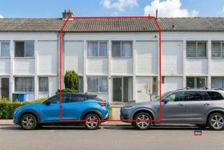 <p><span>WILRIJK | OP TE FRISSEN GEZINSWONING MET DRIE SLAAPKAMERS EN ZUID TUIN OP EEN TOTALE GRONDOPPERVLAKTE VAN 242m² | EPC C |</span></p><p><span>Indeling als volgt : gelijkvloers : inkomhal - gastentoilet - berging - woonkamer - eetkamer - salon - halfopen, geïnstalleerde keuken - veranda/wasplaats - gezellige tuin met servitudeweg voor fietsen.<br />Eerste verdieping : traphal - 3 slaapkamers - badkamer met douchecabine, lavabo en toilet.</span></p><p><span>Zolderverdieping is te bereiken met stevige trapladder: bergzolder + zolderkamer</span></p><p><span>De woning is gunstig gelegen en zéér rustig op wandelafstand van scholen, winkels, openbaar vervoer, invalswegen en (speel)park voor de deur.</span></p><p><span>Troeven:</span></p><ul><li><span>gunstig EPC</span></li><li><span>het open gevoel op het gelijkvloers</span></li><li><span>connectie met de tuin</span></li><li><span>zéér rustige zuidelijke tuin met een servitudeweg en achterliggende buurttuintjes</span></li><li><span>zolder met mogelijkheid tot extra slaapkamer</span></li></ul><p><span> </span></p><p><span> </span></p>