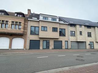 Gelijkvloers appartement in een klein gebouw, bestaande uit: inkomhall met aparte berging en aparte wc, leefruimte (+/-30m²) met toegang tot groot terras en tuin, volledig ingerichte keuken, 2 slaapkamers (13m² en 10m²) en badkamer. Ideaal gelegen vlakbij winkels en openbaar vervoer. Lasten: 10 EUR (onderhoud en elektriciteit gemeenschappelijke delen). <br /><br />EPC: B