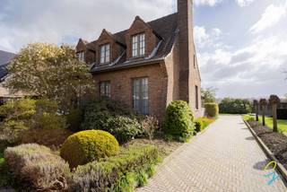 <p><strong>Charmante landelijke villa met luxueuze afwerking en prachtig uitzicht</strong></p>
<p>Deze stijlvolle villa combineert landelijke charme met hedendaags comfort en een hoogwaardige afwerking. Bij het betreden van de woning komt u in een ruime inkomhal met gastentoilet en een apart bureau, ideaal voor thuiswerk of praktijkruimte.</p>
<p>De gezellige, afgesloten leefruimte straalt warmte uit dankzij de sfeervolle open haard en biedt een prachtig landelijk uitzicht dat elk seizoen tot zijn recht komt. Aansluitend bevindt zich de luxueus ingerichte keuken, voorzien van alle comfort en hoogwaardige materialen</p>
<p>Op de 1ste verdieping vindt u een ruime badkamer uitgerust met een bad, douche en lavabo, een apart toilet en 3 volwaardige slaapkamers, elk met een aangename lichtinval en zicht op het omliggende groen.</p>
<p>Buiten geniet u van een gezellig terras met een rustgevend landelijk uitzicht – de ideale plek om tot rust te komen of gasten te ontvangen.</p>
<p>De woning is bovendien volledig onderkelderd en beschikt over 2 ruime garages. De oprit biedt plaats voor maar liefst 8 voertuigen, wat zorgt voor extra comfort en praktische mogelijkheden.</p>
<p>Kortom, een unieke kans voor wie op zoek is naar ruimte, luxe en rust in een groene omgeving.<br />Interesse? Maak een afspraak met Katrien: 0473/42.76.99. – katrien@cornelis-goeman.be<br /><br />Boven vermelde afmetingen zijn informatief en niet bindend</p>
<p><strong>Bieden vanaf: € 499.000<br /><br />Mogelijkheid tot aankoop van het aangrenzend perceel grond (voor verdere info contacteer Katrien)<br /></strong></p>