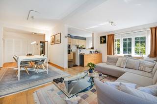 <p>Gelegen aan de<strong> </strong>Avenue Octave Michot 36 in een rustige en gegeerde residentiële wijk van Rhode-Saint-Genèse, biedt deze prachtige eengezinswoning in kangoeroestijl momenteel twee afzonderlijke wooneenheden. Deze bijzondere indeling is ideaal voor gezinnen die onder één dak willen samenleven en tegelijkertijd een zekere onafhankelijkheid wensen te behouden. De woning beschikt over een bruto bewoonbare oppervlakte van ongeveer ±265 m², aangevuld met ±65 m² kelderruimte inclusief twee garages, en bevindt zich op een perceel van ±325 m². Momenteel omvat de woning: 4 slaapkamers (oorspronkelijk ontworpen voor 5 slaapkamers); 1 badkamer; 2 doucheruimtes; 3 toiletten; 2 overdekte parkeerplaatsen. De woning werd in 2013 grondig gerenoveerd, is smaakvol ingericht en verkeert in uitstekende algemene staat. Dankzij de huidige configuratie kunnen twee generaties comfortabel samenwonen met behoud van privacy. Ideaal voor een meergezinswoning, ouders en kinderen of voor wie een aparte leefruimte met een hoge mate van zelfstandigheid wenst. Met enkele beperkte aanpassingen kan de woning bovendien eenvoudig opnieuw worden ingericht als een klassieke eengezinswoning. EPC: D<br /><br /></p>
<p>Oppervlakte begane grond:</p>
<ul>
<li>Woonkamer / eetkamer: ±45 m²</li>
<li>Keuken: ±10 m²</li>
<li>Slaapkamer 1: ±15 m²</li>
<li>Slaapkamer 2: ±14 m²</li>
<li>Tuin: ±75 m²</li>
</ul>
<p>Duplex:</p>
<ul>
<li>Slaapkamer 3: ±16 m²</li>
<li>Doucheruimte: ±4 m²</li>
<li>Woonkamer, eetkamer</li>
<li>Keuken: ±55 m²</li>
<li>Slaapkamer 4: ±30 m² (mogelijkheid om door onderverdeling 2 slaapkamers te maken)</li>
<li>Doucheruimte 2: ±5 m²</li>
<li>Berging: ±7 m²</li>
<li>Badkamer met douche: ±13 m²</li>
</ul>
<p>Kelder: 65 m² inclusief de twee garages</p>
<p><strong> </strong></p>