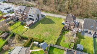 Voor meer info of een bezoek, bel 054 69 39 31 - In Teralfene (Affligem) bevindt zich deze bouwgrond voor een open bebouwing of een half...