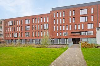 Studentenkamer gelegen in een gezellige studentenresidentie op toplocatie. Deze kamer is gemeubeld en heeft eigen sanitair (douche en toilet).
In het gehuurde goed zijn de volgende (nuts)voorzieningen/diensten aanwezig, dewelke gedeeld worden met de andere bewoners: een ingerichte keuken, ruime living, fietsenberging, tv-aansluiting, centrale verwarming en schoonmaak van de gemeenschappelijke delen. 

De residentie biedt haar studenten een aangename en comfortabele woonomgeving waar samen studeren en ontspannen centraal staan.
De huurprijs bedraagt €630 met een provisie van €45 voor de nutsvoorzieningen.

Minimum huurtermijn van 1 jaar.
