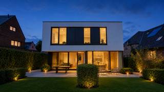 Deze moderne concrete house combineert hedendaags wooncomfort met een luxueuze afwerking op toplocatie. De woning is gelegen in een rustige, residentiële en vóóral een kindvriendelijke omgeving. De geothermische warmtepomp, hoogwaardige beglazing en 27 zonnepanelen zorgen voor een EPC-label “A” met een score van “8 kwh”. Dankzij de slaapkamer en aansluitingen voor een badkamer op het gelijkvloers, is gelijkvloers wonen perfect mogelijk.<br /><br /><strong>GELIJKVLOERS</strong><br />De ruime <strong>inkomhal van 15m²</strong> op polybeton beschikt over een gastentoilet en handenwasser.<br />Het <strong>bureel/slaapkamer van 12m²</strong> op polybeton biedt de mogelijkheid tot een aparte ingang en aansluiting voor een badkamer. Hierdoor is deze ruimte ideaal als bureel, slaapkamer of praktijkruimte.<br />De<strong> woonkamer van 30m²</strong> op polybeton beschikt over een bio-ethanolhaard. <br />Aansluitend bevindt zich de strakke <strong>leef-eetkeuken van 32m²</strong>, eveneens op polybeton, voorzien van een AEG-kookplaat, koelkast, diepvriezer, vaatwasser, stoomoven, combi-oven, warmhoudlade en spoelbak. Het kookeiland, de ontbijthoek en het werkblad in kwartsiet Solntorano zorgen voor een luxueuze uitstraling. Ook hier kan u genieten van de bio-ethanolhaard.<br /><br /><strong>De garage van 22m²</strong> op beton beschikt over een sectionale poort en auto/goederen lift.<br /><br />Vanuit de leefruimtes is er toegang tot het <strong>terras van 30m²</strong> op polybeton en het <strong>overdekte terras van 10m²</strong>. <br />De aangelegde tuin beschikt over tuinverlichting en een beregeningssysteem.<br /><br /><strong>KELDER 101M²</strong><br />De ondergrondse verdieping is een ware droom voor autoliefhebbers of kan dienstdoen als opslagruimte of magazijn.<br />De kelder beschikt tevens over een <strong>wasplaats van 9m²</strong> met waskoker en aansluitingen voor wasmachine en droogkast, alsook van een technische ruimte van 10m².<br /><br /><strong>1STE VERDIEPING</strong><br />De ruime <strong>overloop van 25m²</strong> op parket beschikt over een nachttoilet, linnenkasten en dressingkasten.<br />De <strong>hoofdslaapkamer van 15m² </strong>op parket sluit aan op de <strong>dressing van 10m²</strong> en de <strong>hoofdbadkamer van 12m²</strong> op tegel, voorzien van ligbad, inloopdouche en dubbel lavabomeubel.<br />Verder zijn er nog 2 <strong>slaapkamers </strong>van telkens <strong>15m²</strong> op parket. <br />De<strong> 2de badkamer van 6m²</strong> op tegel beschikt over een inloopdouche en enkele lavabo.<br /><br /><strong>BIJZONDERHEDEN</strong><br />Geothermische warmtepomp voor verwarming en koeling, vloerverwarming doorheen de hele woning, 27 zonnepanelen (12.000 kwh/jaar), laadpaal (22 kwh), domoticasysteem van Nico Home Control, driedubbele beglazing inbraakwerend, geluidsisolerend en zonwerend, pakjesbrievenbus, blokdeuren, geboord put, regenwaterput van 10.000 liter, beregeningsysteem, vaste vliegenhorren, dimmers en ingebouwde spots.<br /><br /><strong>POSITIEVE PUNTEN</strong><br />EPC-label A<br />Zonnige tuin<br />Auto/goederenlift<br />Rolstoeltoegankelijk<br />Co-housing mogelijk<br />Kindvriendelijke omgeving<br />Ideaal voor wonen/werken<br />Gelijkvloers wonen mogelijk<br />Rustige residentiële omgeving<br />Hedendaagse, luxueuze afwerking<br />Volledig aangelegde en omheinde tuin
