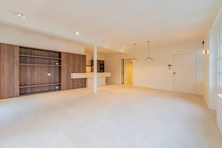 Ontdek dit luxueus gerenoveerde appartement in het hart van Brugge, gelegen in de voormalige brouwerij Ten Ezele. Vanuit de woonruimte geniet je...