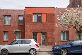 Deze gerenoveerde woning is gelegen in de charmante Duivelshoek in Wilrijk. Goed gelegen nabij groen, sportfaciliteiten, bruisende centrum Wilrijk, ziekenhuizen, openbaar vervoer winkels en supermarkten. Vlotte verbinding Brussel - Antwerpen.<br /><br />De woning is volledig gestript in 2026 en gerenoveerd.<br /><br />Indeling: Inkomhal met apart toilet, aansluitend een bureau of fiestenberging. Woonkamer op visgraatparket die netjes doorloopt doorheen de gehele woning. Open keuken voorzien van alle hedendaagse comfort. Via het schuifraam betreedt u de tuin met terras. Via de achterzijde heeft u nog een handig poortje naar de achterliggende servitude weg. 1V: nachthal, 3 slaapkamer en één badkamer.<br /><br /><br />EPC: A-label (warmtepomp, gevel-, vloer- en dakisolatie, ...)