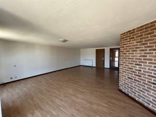 <p><span>Ruim appartement met 2 slaapkamers en terrasje aan de Markt van Maaseik.</span></p><p><span> </span></p><p><span>ALGEMEEN:</span></p><p><span>- Appartement gelegen op de tweede verdieping (geen lift aanwezig).</span></p><p><span>- Ideaal gelegen in het centrum van Maaseik.</span><span> </span></p><p><span> </span></p><p><span> </span></p><p><span>INDELING</span></p><p><span>- Inkomhal / nachthal met rode tegelvloer.</span></p><p><span>- Ruime woonkamer met veel lichtinval.</span></p><p><span>- Keuken voorzien van vaatwasser, spoeltafel, keramische kookplaat, dampkap en oven.</span></p><p><span>- Badkamer met wastafel, ligbad en aansluiting wasmachine.</span></p><p><span>- 2 ruime slaapkamers met laminaatvloer.</span></p><p><span>- Overdekt terras aan achterzijde.</span></p><p><span>- Kelderberging.</span></p><p><span> </span></p><p><span>Gemeenschappelijke kosten 200 euro per maand, inhoudende:</span></p><p><span>- voorschot privé verbruik verwarming (met jaarlijkse afrekening in min of in meer)</span></p><p><span>- gebruik van de trappenhal/gemeenschappelijke delen en gemeenschappelijke verlichting.</span></p><p><span> </span></p><p><span>Vrij per direct.</span></p><p><span> </span></p>