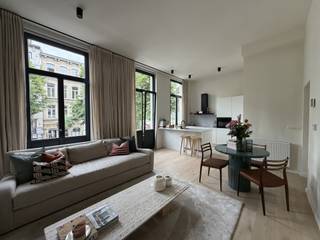 <p>The apartment is flooded with natural light thanks to its high ceilings and large windows. It is located on the second floor and overlooks the quiet Emiel Banningstraat, with the Antwerp Courthouse nearby. This location, combined with the authentic exterior features of the townhouse, gives the property its unique charm.</p>
<p>The spacious living area benefits from abundant natural light due to the large, high windows. The open-plan kitchen, fully equipped with all appliances, is luxuriously finished with marble. The kitchen island adds both functionality and a welcoming atmosphere.</p>
<p>The bedroom at the rear of the apartment with bespoke fitted wardrobes, offers peace and tranquility. The bathroom features a walk-in shower and a stylish vanity unit. In addition, there is a separate toilet, a storage room for a washing machine and dryer, and a private basement storage unit. New parquet flooring has been installed in the hallway, living room, and bedroom. The apartment is fitted with modern lighting fixtures and luxury curtains throughout.</p>
<p>The property is located in the renowned “Zuid” district, within walking distance of Antwerp’s city centre. The Museum of Fine Arts is the landmark of the neighbourhood, and with the addition of the new Zuid Park (Vlaamse-Waalse Kaai), the proximity of the renovated Scheldt quays, the vibrant Volksstraat, and Marnixplein, this area has an exceptional amount to offer. The district is constantly evolving and caters to a wide range of lifestyles and interests.</p>
<p>Supermarkets such as Carrefour, Colruyt, and Delhaize are located in the immediate vicinity. The property is easily accessible by car and public transport and is situated close to Park op het Zuid.</p>
<p>This apartment can be rented through a company and is particularly well suited for professionals and self-employed practitioners seeking a convenient base near the Antwerp Courthouse.</p>