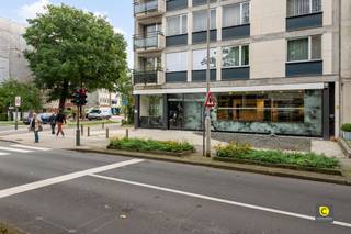 Spacieux immeuble commercial dans un emplacement de premier choix avec une excellente visibilité - loué et avec de bons rendements !Vous êtes à la...