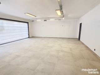 Dit in het centrum gelegen commercieel pand geniet van een ruime etalage, een winkelruimte van +/- 45m², een apart toilet, een polyvalente ruimte/ berging (ca. 10 m² en een teller lokaal.<br /><br />Meer info op kantoor!