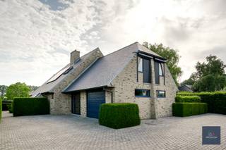 Inschrijven via ; www.makelaarshuys.be ; Deze kwalitatief gebouwde villa uit 1996 combineert ruimte, comfort en een doordachte indeling op een uitzonderlijk perceel van 1.862 m². De woning werd steeds met zorg onderhouden en biedt alles wat een gezin nodig heeft om aangenaam en stijlvol te wonen.<br /><br />Bij het binnenkomen wordt u verwelkomd in een ruime inkomhal met gastentoilet. De lichtrijke leefruimte vormt zonder twijfel het hart van de woning. Hier geniet u van een royale zithoek, een gezellige eetplaats en een afzonderlijke bureauruimte die perfect afsluitbaar is voor wie thuiswerkt of extra privacy wenst. Dankzij de grote raampartijen geniet u overal van een prachtig zicht op de tuin en een aangename verbinding met buiten.<br /><br />Aansluitend bevindt zich de volledig uitgeruste keuken, voorzien van alle nodige toestellen. Naast de keuken vindt u een praktische berging en een aparte wasplaats.<br /><br />Op de verdieping bevinden zich vier volwaardige slaapkamers. 2 ruime kinderkamers kijken uit over de prachtige tuin, daarnaast is er een comfortabele logeerkamer en een royale masterbedroom met geïntegreerde bureauruimte. De woning beschikt bovendien over 2 badkamers.<br /><br />Verder is er een inpandige garage en een ruime, droge kelder.<br /><br />Buiten geniet u van een prachtige, uitgestrekte tuin die niet alleen veel privacy biedt, maar ook verrassend onderhoudsvriendelijk is. Het grote perceel vormt een oase van rust waar kinderen vrij kunnen spelen en waar u volop kunt genieten van het buitenleven.