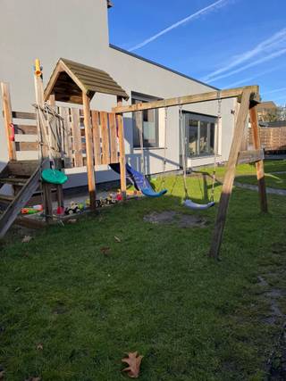 - airco's (koelen en verwarmen) op slaapkamers en leefruimte<br />- 12 zonnepanelen met 10 kWh thuisbatterij<br />- centrale verwarming (aardgas) in alle ruimtes<br />- EPC B (185)<br />- onderhoudsvriendelijke tuin<br />- afgesloten oprit met 65m² garage<br />- aparte berging met wasplaats<br />- alarm-brand systeem met automatisaties<br />- elektriciteit conform<br />- ...<br /><br /><br />Instapklare, vernieuwde woning met hedendaags comfort en karaktervolle inkomhal met authentieke houten trap. Op de verdieping bevinden zich twee ruime slaapkamers met ingebouwde kasten en airco. Energiezuinig dankzij 12 zonnepanelen en een thuisbatterij. Het gelijkvloers biedt een lichtrijke leefruimte met pelletkachel, airco en moderne open keuken met kookeiland en zicht op de tuin. Aansluitend een hedendaagse badkamer met bad/douche en toilet. Onderhoudsvriendelijke, omheinde tuin met terras van ca. 25 m² en toegang tot een uitzonderlijk ruime garage van 65 m² met elektrische poort, multifunctionele ruimtes en wasplaats. Comfort, ruimte en rust perfect gecombineerd.