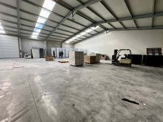 Centraal gelegen loods/stockageruimte op 2,3km van het op- en afrittencomplex E40 Aalst. Deze vernieuwde loods is bereikbaar via een afgesloten poort aan de straatkant met toegangscode. Ze bevat 500m² bruikbare oppervlakte met een nokhoogte van 7m en beschikt over 1 grote automatische garagepoort. Mogelijkheid tot huren van een apart bureautje. De huurprijs bedraagt 2.500EUR exclusief BTW. Onmiddellijk beschikbaar! Voor meer info of een bezoek stuur gerust een mailtje naar affligem@immoaccenta.be