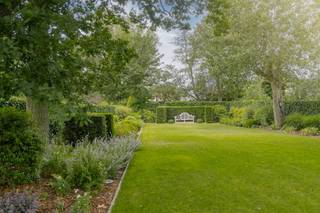 Op een residentiële toplocatie nabij de duinen in Oostduinkerke ligt deze statige, instapklare villa op een ruim perceel van 1768 m². De woning werd in 2006 gerenoveerd en beschikt over vier slaapkamers, 42 zonnepanelen, een inpandige garage en veel bergruimte. Een imposante oprijlaan met automatische poort leidt naar het eigendom. Direct achter de villa geniet u van een groot zonneterras in blauwe hardsteen met vijver, een diepe, perfect onderhouden parktuin die volledige privacy biedt, een sfeervolle orangerie met geïntegreerde barbecue en toegang tot een authentieke wijnkelder met bar en zandstenen kruisgewelven.<br /><br />INDELING:<br />> Gelijkvloers:<br />- Ruime inkomhal met een natuurstenen trap en apart toilet<br />- Lichtrijke leefruimte met ingebouwde haard<br />- Volledig uitgeruste keuken heeft een groot werkeiland en toegang tot het terras<br />- Orangerie met geïntegreerde barbecue en toegang tot de authentieke wijnkelder met zandstenen kruisgewelven en een bar<br />- Slaapkamer (1)<br />- Bureau die ingericht kan worden als slaapkamer (2)<br />- Badkamer met inloop-regendouche en whirlpool-jacuzzibad<br /><br />> Eerste verdieping:<br />- Polyvalente ruimte<br />- Slaapkamer (3)<br />- Slaapkamer (4)<br /><br />> Ondergrondse verdieping:<br />- Zeer ruime inpandige garage met plaats voor meerdere wagens<br /><br />De woning wordt verwarmd via een combinatie van 2 warmtepompen en mazoutketel.<br /><br />Interesse in deze villa te koop in Oostduinkerke? Ervaar zelf deze unieke woning en neem contact op met de dossierverantwoordelijke: Yari Devos - 0491 27 21 85.<br /><br />Bestuursmaatregelen in het maatregelenregister: nee