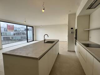 Een landelijke setting, moderne uitstraling en hoogwaardige materialen, dat is het minste wat je van residentie Michel &amp; Maurice mag verwachten. Dit nieuwbouwproject in het hartje van Wielsbeke zal heel wat puntjes op je verlanglijstje afvinken. Of je nu op zoek bent naar een startersflat, een gezinswoning of een goede investering, je vindt het hier. De residentie biedt zowel één-, twee- als drieslaapkamerappartementen waarin praktisch wooncomfort centraal staat. Alle flats beschikken over een mooi zonneterras met zicht op de gezellige binnentuin, het kloppend hart van de residentie. De ideale plek om je buren te ontmoeten en zwoele zomeravonden door te brengen.<br /><br />De open indeling geeft elk appartement een erg ruimtelijk gevoel. Ben je een eerder een stadsmens? Ga dan voor een appartement aan de Rijksweg en volg wat er leeft in Wielsbeke, zelfs vanuit je luie stoel. Heb je het meer voor rust en ruimte? Dan zal het weidse uitzicht van de appartementen in de Molenstraat je zeker charmeren.<br /><br />In residentie Michel &amp; Maurice is er voor elk wat wils!<br /><br />Ontdek het zelf en vraag hier verdere info aan.