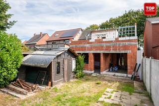<p>Deze beloftevolle woning is momenteel in volle opbouw en biedt u de unieke kans om in een <strong>nieuwe gezinswoning </strong>te wonen op een <strong>TOP locatie vlakbij de Stad</strong>. De woning wordt verkocht in de huidige staat van opbouw.</p>
<p>Op het <strong>gelijkvloers</strong> vindt u een inkomhal met doorgang naar een eetplaats en rechts een woonkamer, achteraan is de keuken en een slaapkamer met kleine badkamer voorzien. Ideaal voor wie gelijkvloers wil wonen of werken. De woning heeft een mooie ruime voortuin en ook achteraan kan je op het perceel komen via een toegangspoort. </p>
<p>De <strong>eerste verdieping</strong> omvat twee ruime slaapkamers en mogelijkheid tot <strong>volwaardige badkamer</strong>, waar plaats is voor zowel een ligbad, dubbele lavabo en toilet. Dankzij de praktische indeling wordt dit een uiterst comfortabele woning voor gezinnen of koppels met toekomstplannen.</p>
<p>De ligging combineert het beste van twee werelden: op slechts enkele minuten bereikt u het <strong>centrum van Gent</strong>, met zijn scholen, winkels en openbaar vervoer, terwijl u toch kan genieten van de <strong>rust van een residentiële buurt</strong>.</p>
<p>Dit pand biedt een uitstekende kans voor wie op zoek is naar een <strong>energiezuinige nieuwbouwwoning</strong> die volledig naar eigen smaak kan worden afgewerkt.<br /><br />voor meer info, plannen of een bezoek, aarzel niet om contact met ons op te nemen.</p>