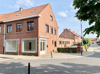 <p>Dit ruime pand van ca. 385 m², gelegen aan een parkje in Turnhout, biedt een uitzonderlijke kans voor wie op zoek is naar een eigendom met veel volume en diverse invulmogelijkheden. Dankzij de royale oppervlaktes en flexibele indeling is dit pand geschikt voor zowel residentieel gebruik als een combinatie van wonen en werken.</p><p>Indeling & mogelijkheden<br />Gelijkvloers (±253 m²): grote open ruimte die kan ingericht worden als woonst, praktijk, kantoor, atelier, winkel of hobbyruimte.<br />Verdieping: duplex van ±132 m².<br />Badkamers: 2<br />Slaapkamers: mogelijkheid tot maximaal 6 slaapkamers<br />Kelder: grote kelder, opgedeeld in twee compartimenten</p><p>Recente cv op gas<br />Buiten beschik je over een zuidwestgerichte tuin, een dubbele oprit en 1 à 2 garages, wat extra comfort en parkeergelegenheid biedt.</p><p>Ligging<br />Het pand bevindt zich op een strategische locatie nabij winkels, scholen, openbaar vervoer en de jachthaven. Een ideale combinatie van bereikbaarheid en rust.</p><p>Extra informatie<br />Premies stad Turnhout:<br />Mogelijkheid tot twee stedelijke premies van elk maximaal €10.000 bij herbestemming van handelswoning naar gezinswoning.<br />Bouwplannen beschikbaar voor omvorming naar appartementen (op aanvraag via kantoor).</p><br /><p>Belangrijk<br />De woning werd door de bevoegde instantie onbewoonbaar verklaard wegens vastgestelde gebreken.<br />EPC: F (6 jaar tijd om dit gebouw beter te isoleren)</p><p><span><span>*Dit pand is onderworpen aan de renovatie-verplichting van de Vlaamse overheid voor residentiële gebouwen (behoudens bij sloop binnen 5 jaar na de aankoop). Consulteer voor meer informatie de website van het Vlaams Energie- en Klimaatagentschap via </span></span>https://www.vlaanderen.be/een-huis-of-appartement-kopen/renovatieverplichting-voor-residentiele-gebouwen</p><p><br />Stedenbouwkundige info: Vg – Wg – Gmo – Gvkr – Gvv<br />Watertoets: P-score D | G-score D</p><p>Dit pand is bijzonder interessant voor investeerders, zelfstandigen, projectontwikkelaars of kopers met renovatieplannen die op zoek zijn naar een eigendom met sterke ligging en veel potentieel.</p>