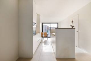 Découvrez ce magnifique appartement BEN de plain-pied dans le calme et verdoyant Oosteeklo. L'appartement est spacieux et dispose de grandes fenêtres qui offrent une abondance de lumière naturelle et une agréable vue sur les environs.<br /><br />Grâce à sa construction presque neutre en énergie et à sa finition de haute qualité, vous bénéficierez d'un logement durable avec des factures d'énergie faibles et un confort de vie optimal.<br /><br />Son emplacement allie le meilleur des deux mondes : le calme de la campagne et la proximité des commerces, des écoles et des transports en commun. Idéal pour ceux qui recherchent une maison de plain-pied économe en énergie avec un look moderne.<br /><br />Possibilité de louer un carport pour 50 euros par mois, charges communes de 25 euros par mois.