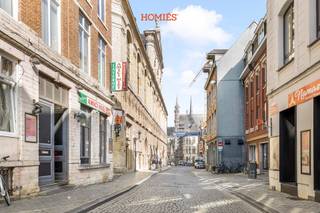Dit casco handelspand is uitstekend gelegen op de hoek van de Naamsestraat, en een zijstraat van de Oude Markt, één van de meest bruisende locaties...