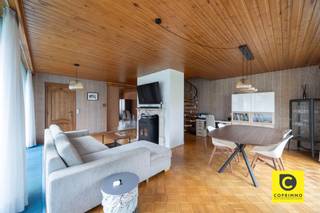 <p><span>Charmante Hoekwoning in Kindvriendelijke Buurt</span></p><p><span> </span></p><p><span>Deze charmante hoekwoning, gelegen aan een rustig, groen pleintje, biedt alles wat je nodig hebt voor een comfortabel gezinsleven. Gebouwd in 1971, maar sindsdien zorgvuldig onderhouden, is het de ideale woning voor wie op zoek is naar rust en ruimte, met gemakkelijke toegang tot alle voorzieningen.</span></p><p><span> </span></p><p><span>GELIJKVLOERS</span><span><br /></span><span>Bij binnenkomst betreedt u een lichte en ruime leefruimte, met aansluitend de open keuken, met bijbehorende toestellen. Daarnaast is er een handige berging en een praktische douchekamer. De woning beschikt verder over een ruime garage en een oprit, ideaal voor meerdere voertuigen.</span></p><p><span> </span></p><p><span>EERSTE VERDIEPING</span><span><br /></span><span>De eerste verdieping biedt drie royale slaapkamers en een goed ingedeelde badkamer, waardoor de woning perfect geschikt is voor een gezin.</span></p><p><span> </span></p><p><span>ZOLDER</span><span><br /></span><span>De zolder, toegankelijk via een steektrap, biedt de mogelijkheid om twee extra slaapkamers te creëren, wat de woning nog flexibeler maakt voor uw wensen.</span></p><p><span> </span></p><p><span> </span></p><p><span>EXTRA VOORDELEN </span></p><p><span> </span></p><ul><li><span>Nieuw dak (2016)</span></li><li><span>Vernieuwde ramen (achterzijde: 2011, voorzijde: 2013)</span></li><li><span>Elektrische rolluiken door de gehele woning</span></li><li><span>Geïsoleerde spouwmuren (2012)</span></li><li><span>Zuid west georiënteerde tuin</span></li><li><span>Asbest veilig </span></li><li><span>Betonconstructie </span></li><li><span>Veel natuurlijk lichtinval </span></li></ul><p><span>Locatie en Omgeving</span><span><br /></span><span>Deze woning is ideaal gelegen voor gezinnen die de rust van een groene omgeving willen combineren met de nabijheid van winkels, scholen en belangrijke snelwegen (A12 en E19). Geniet van wandel- en fietsroutes in de buurt en de centrale ligging tussen Antwerpen, Brussel en Mechelen.</span></p><p><span>Deze woning biedt alles wat een gezin zich kan wensen. Wacht niet langer en kom snel langs om deze kans te ontdekken!</span></p><p><span> </span></p>