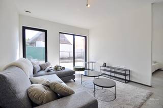 IN OPTIE! In de dorpskern van Anzegem treffen we dit recente gebouw (2019), waar zich verschillende assistentieflats bevinden! <br /><br />Residentie Drieweg geniet van een<strong> zeer centrale ligging</strong>, met tal van winkels, horecazaken, scholen en openbaar vervoer op wandelafstand, ideaal dus voor wie op zoek is naar comfort! De voorliggende residentie neemt alle drukte van het verkeer weg, waardoor het optimaal genieten is van alle rust & privacy!<br /><br />De<strong> indeling</strong> van de recente serviceflats gaat als volgt: open woon- en leefruimte met goed uitgeruste keuken, ruime slaapkamer, en aansluitend ruime badkamer met inloopdouche, toilet en wastafel. <br /><br />Bovendien is er in de zeer goed onderhouden residentie nog een <strong>gemeenschappelijke polyvalente ruimte</strong>, met zithoek, eethoek en goed uitgeruste keuken. Verder is er een gemeenschappelijke <strong>fietsenstalling</strong> en <strong>wasplaats </strong>aanwezig.<br /><br />Komt het moment waarop er zorg nodig is, dan staat zorgverlener Ubunto steeds voor jou klaar om jou professioneel bij te staan. Door een <strong>intern oproepsysteem </strong>op maat kan er onmiddellijk de nodige ondersteuning/ bijstand geboden worden aan de bewoner.<br /><br />Interesse? Contacteer Els 0478 61 64 34 of els@immoroman.be